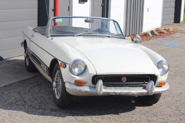 1963 MGB Roadster - Image 2